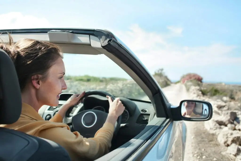 Foto door Andrea Piacquadio: https://www.pexels.com/nl-nl/foto/vrouw-in-bruine-jas-auto-rijden-3785391/